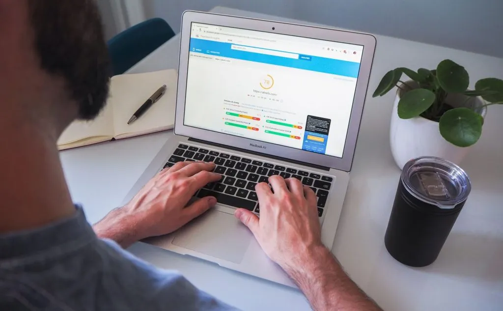 accountant on laptop looking for info on seo for accountants