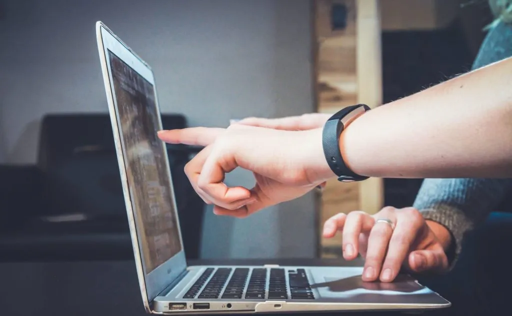 marketer showing an accountant all about seo for accountants